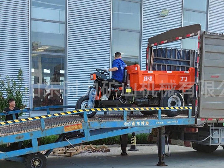 兩臺(tái)載重2噸礦用電動(dòng)三輪車發(fā)貨河北某鐵礦